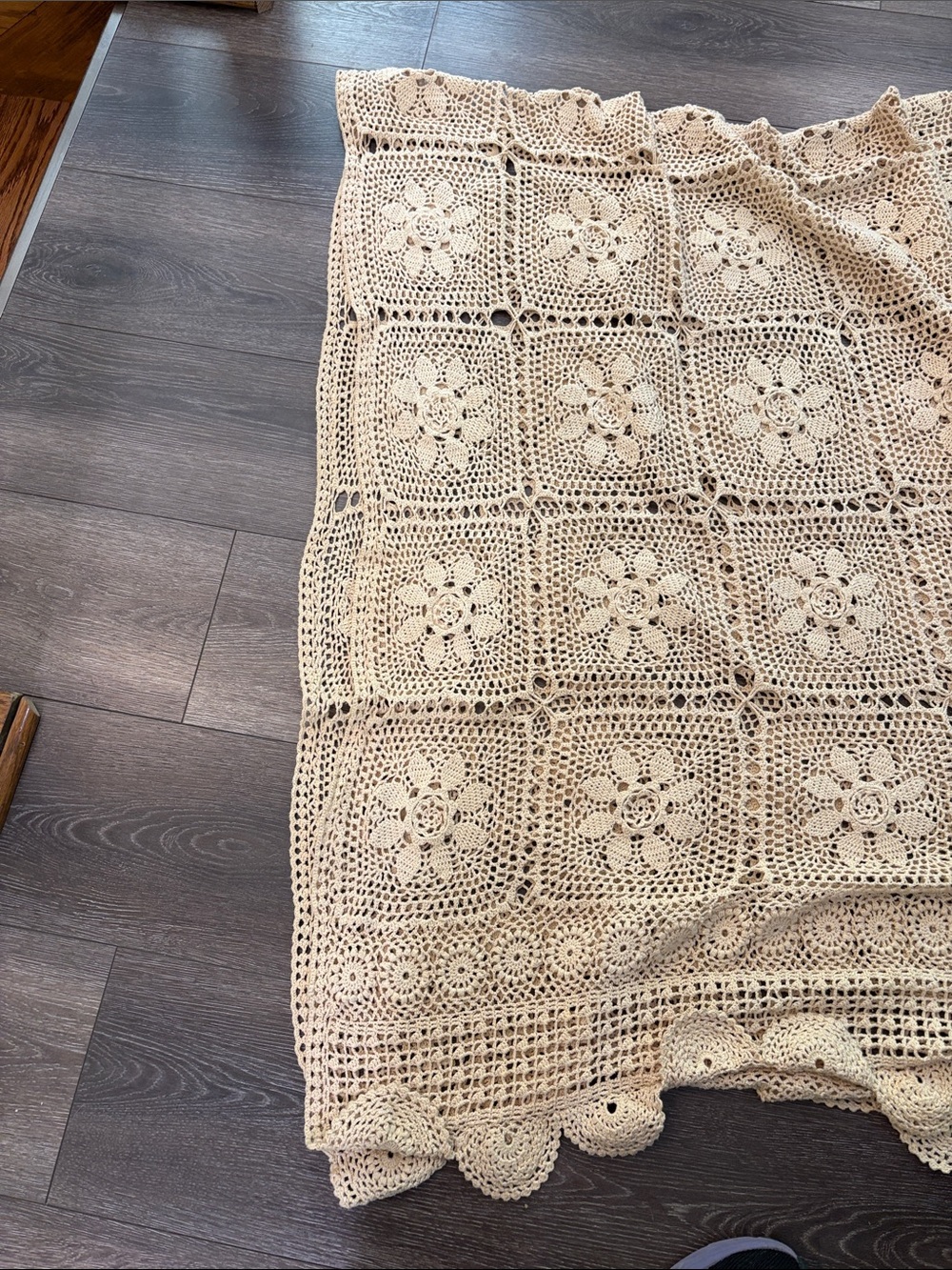 Hand-Crocheted Cream Coverlet - Elegant Floral Design - Picture 2 of 4